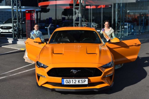 Vedat Mediterráneo recibe en su FordStore de Catarroja a las Falleras Mayores de Valencia y sus Cortes de honor
