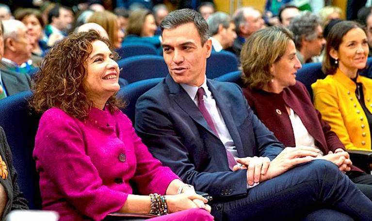 La ministra de Hacienda, María Jesús Montero, con Pedro Sánchez. Foto: EFE/Rodrigo Jiménez - 