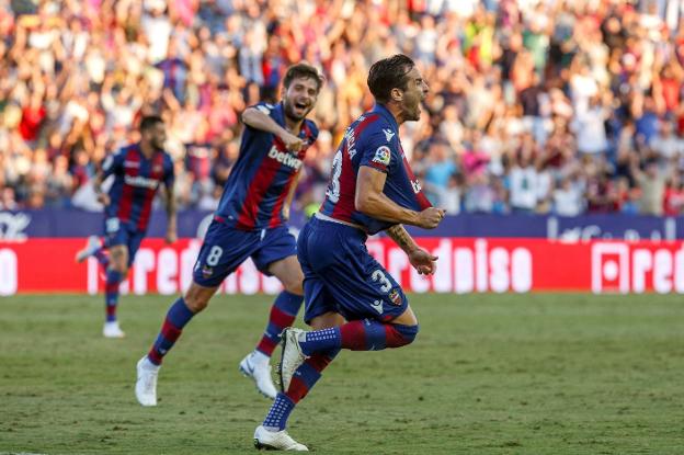 Toño aún no entra en los planes de Paco López