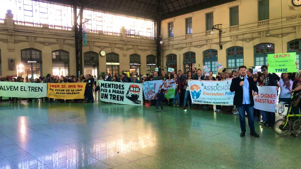 Colectivos en defensa de los Cercanías protestan para denunciar el 
