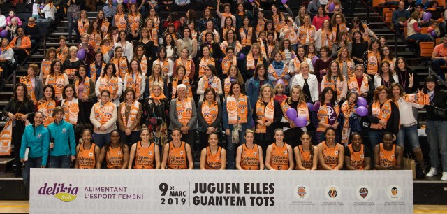 Cerca de 100 mujeres de renombre y casi 4000 aficionados arropan al Valencia Basket femenino en la Fonteta por el Día de la Mujer