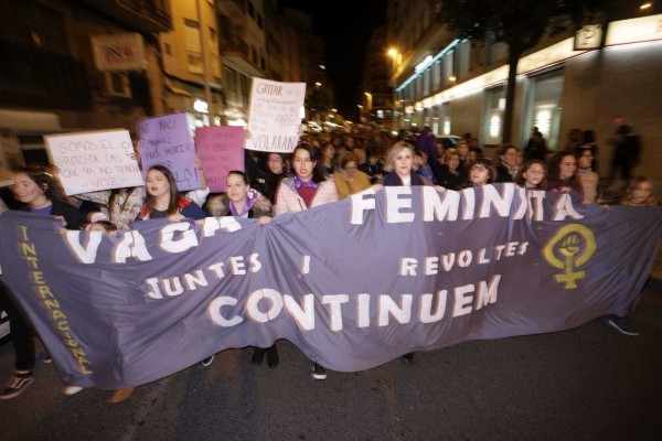 El feminismo inunda las calles de Elche clamando por la igualdad en una manifestación masiva