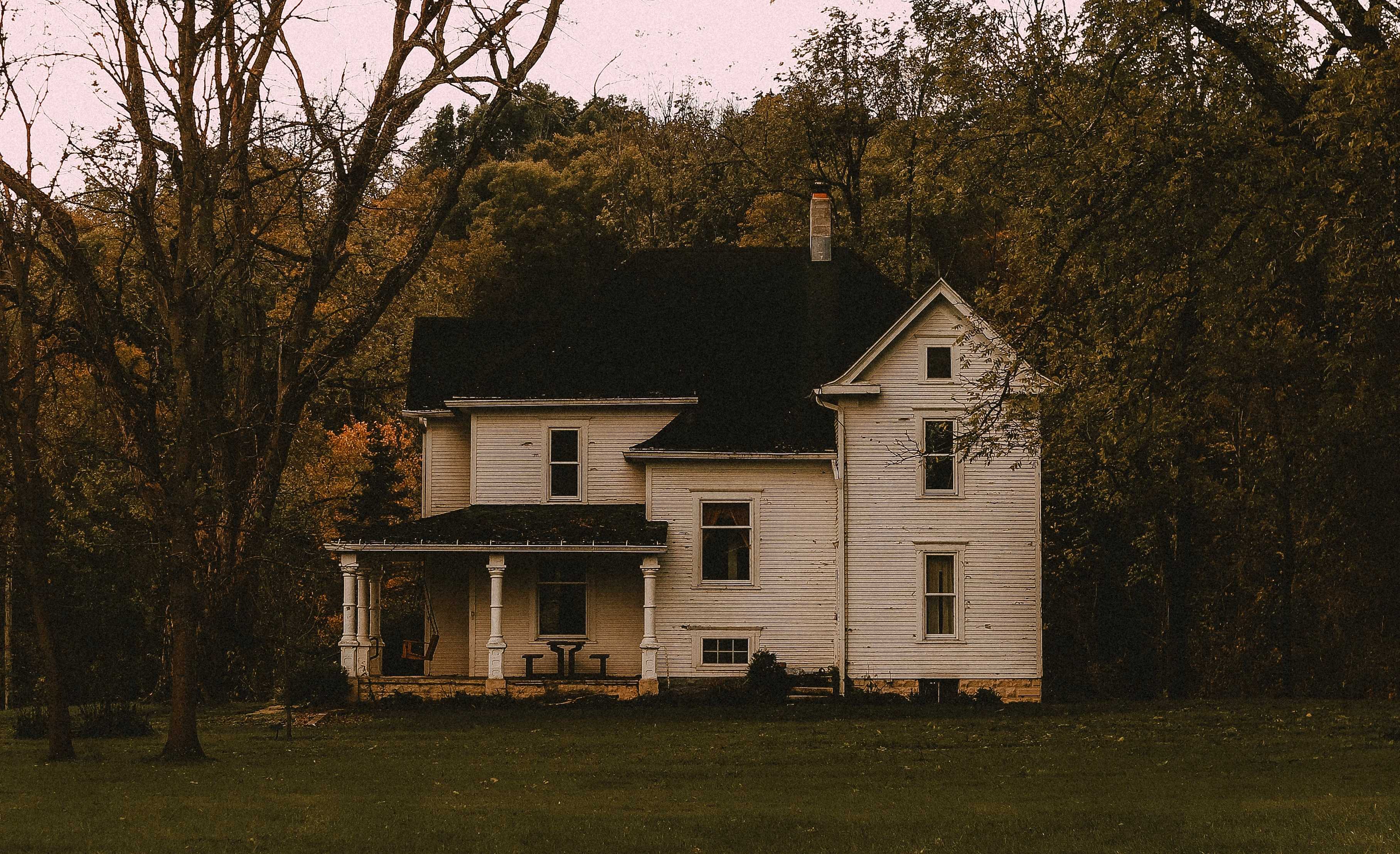 ‘Un dios de paredes hambrientas’, el mito de la casa encantada contado por la casa