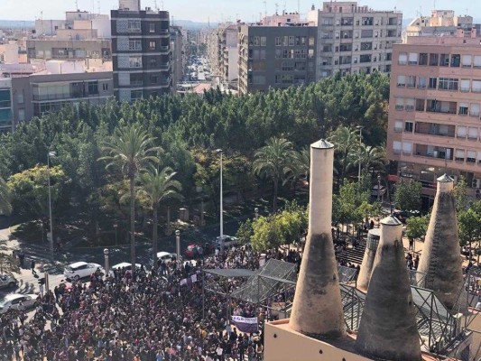 Alrededor de un millar de personas salen a las calles de Elche durante la mañana pidiendo igualdad