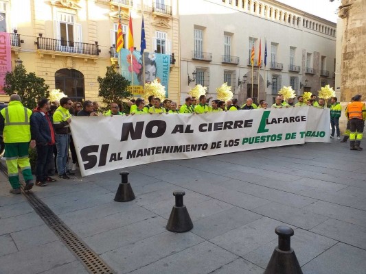 Trabajadores de Lafarge protestan ante la Generalitat contra la aprobación del paraje natural
