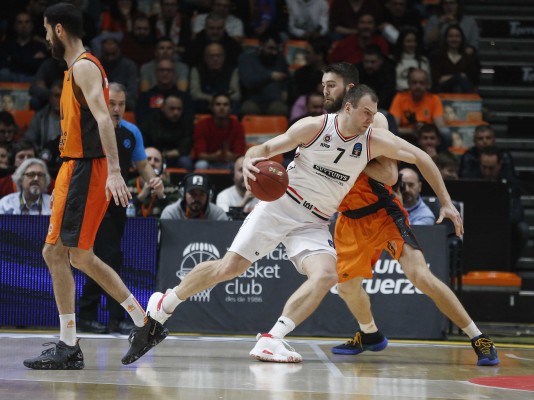 La defensa catapulta al Valencia Basket a semifinales por la vía rápida (56-71) 