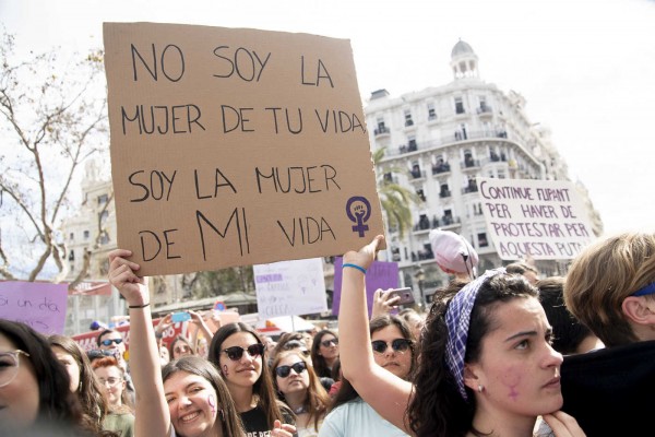 Los estudiantes hacen visible la huelga feminista en el centro de València