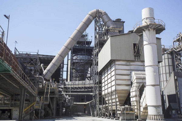 El Consell frena el decreto que veta la actividad minera tras la amenaza de Lafarge de cerrar en Sagunto