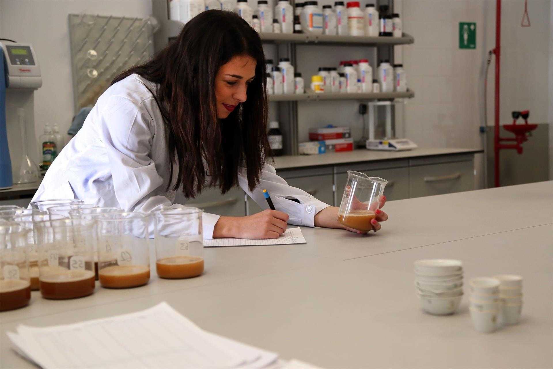  Las mujeres españolas cobran un 12,2% menos que los hombres y la brecha cae casi un 30% en 12 años