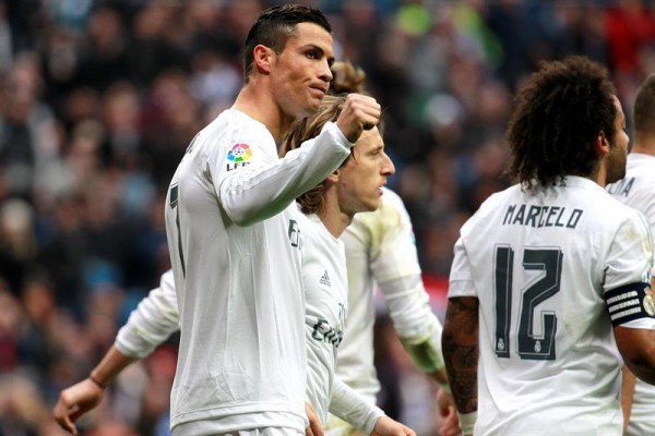 El árbitro echa una mano al Real Madrid ante la Real Sociedad