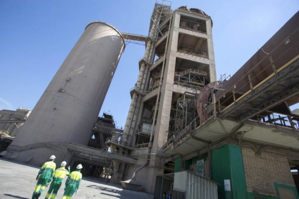 Lafarge amenaza con cerrar la cementera de Sagunto si el Consell veta la actividad minera
