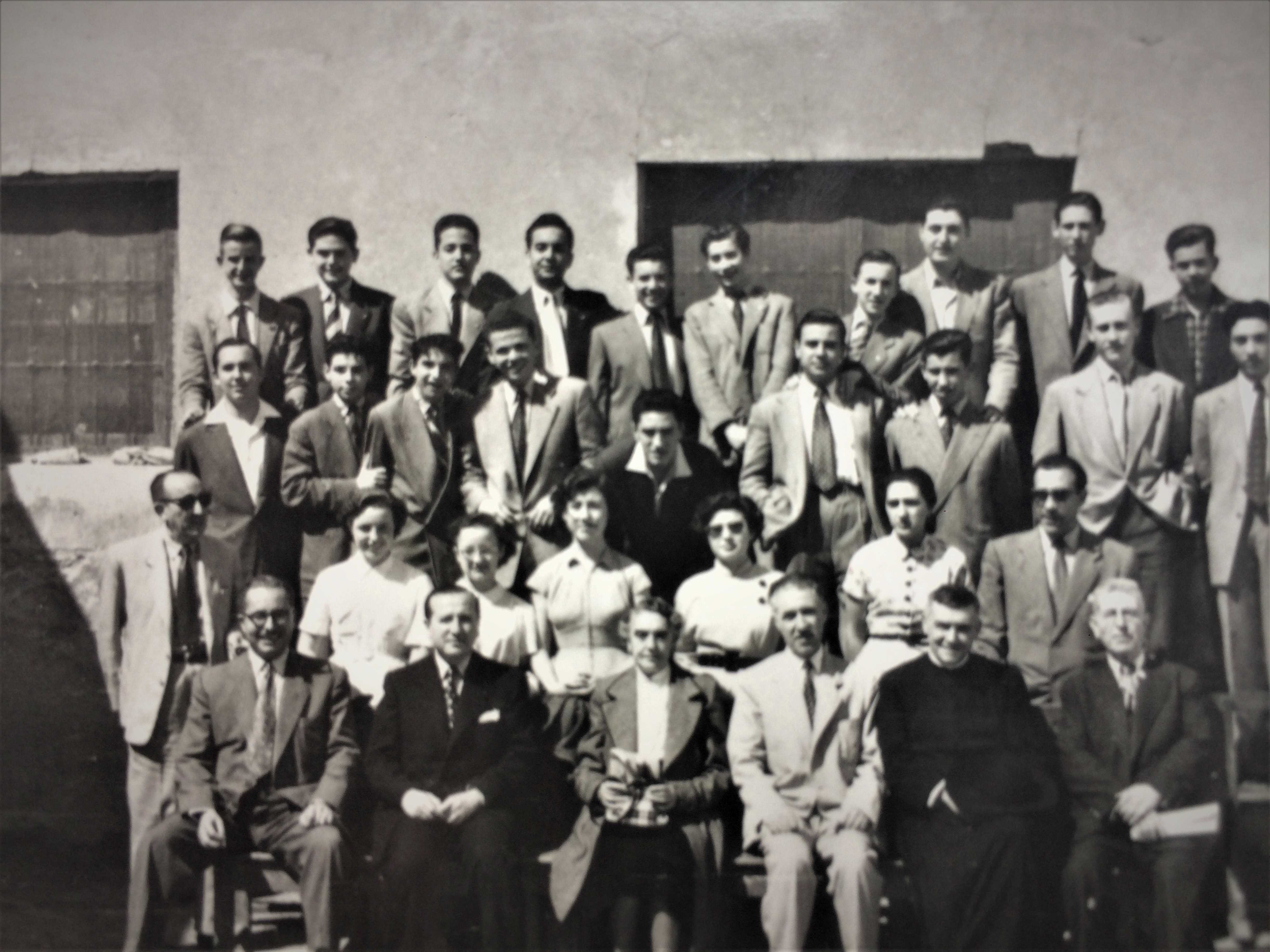 María Luisa García-Dorado, tercera por la izquierda en la primera fila, flanqueada por profesores del Instituto Jorge Juan de Alicante, en los años 50 - 