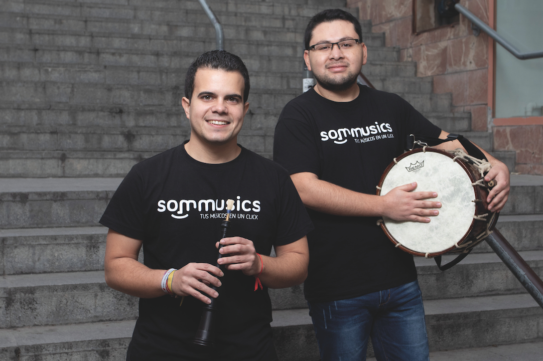 Rubén Urbán, CEO de SomMusics, junto a uno de sus compañeros de la plataforma (PEPE OLIVARES) - 