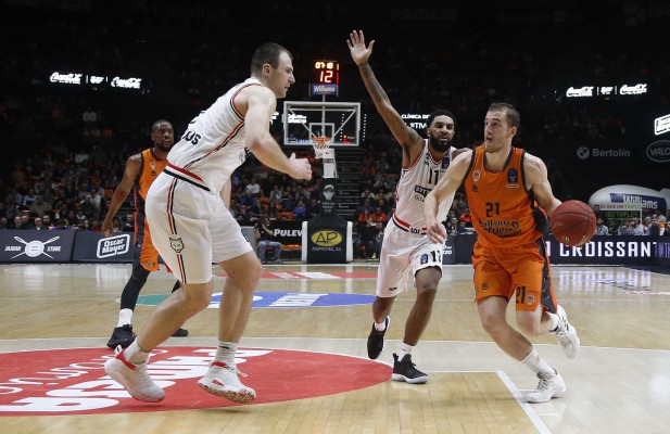 Lavado de cara en la segunda parte y Valencia Basket pone un pie en las semifinales de la Eurocup (75-64)