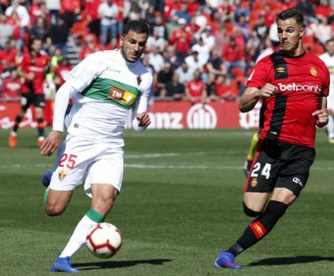 El Elche se agarra al 