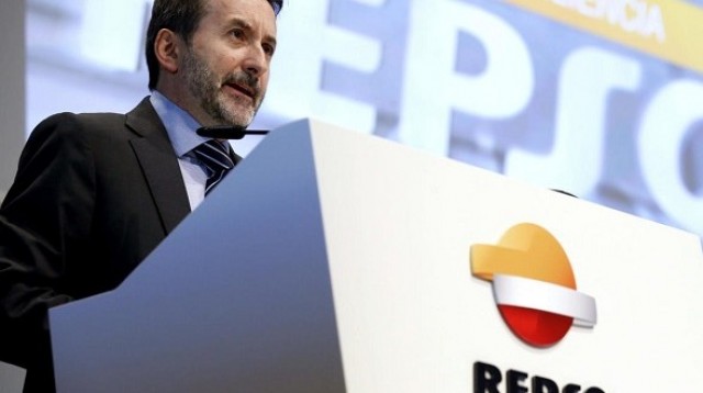 Josu Jon Imaz aprovecha el compás de espera de Repsol en bolsa para comprar