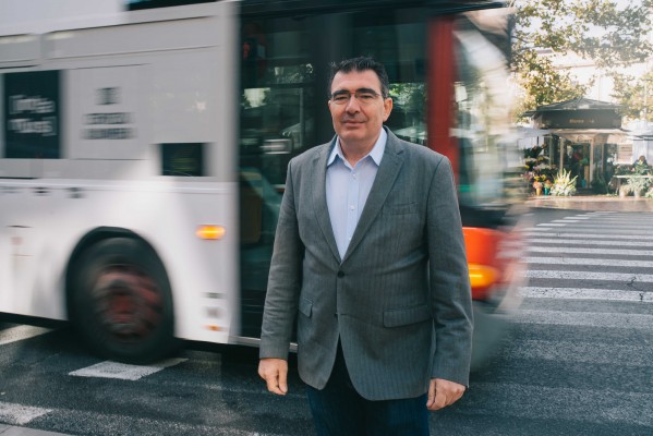 Si gana Cs, revocará la decisión de Grezzi y se podrá aparcar en el carril bus por la noche