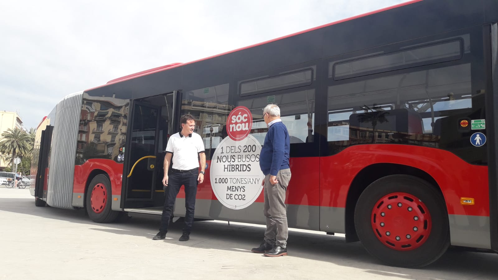 El edil de Movilidad de València, Giuseppe Grezzi, y el alcalde de la ciudad, Joan Ribó, en la presentación de los autobuses. Foto: VP. - 