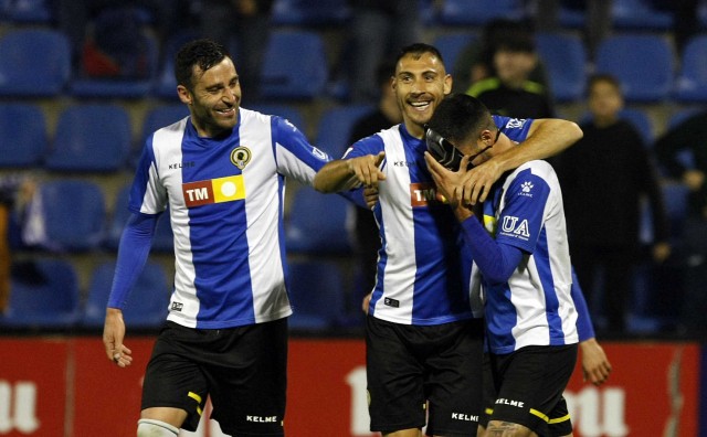 Carlos Martínez ve la cuarta amarilla por ponerse una careta para celebrar el gol