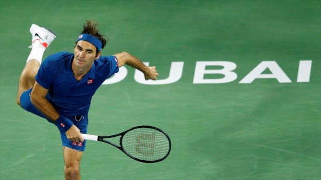 Federer se hace Centenario al imponerse a Tsitsipas