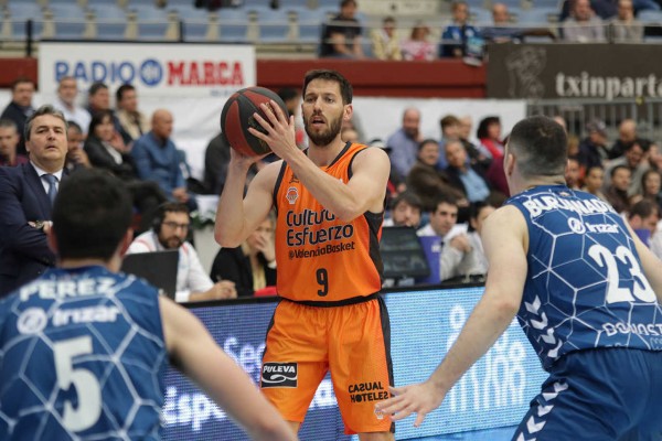 San Emeterio vale una correosa victoria en San Sebastián ante el colista (66-67)