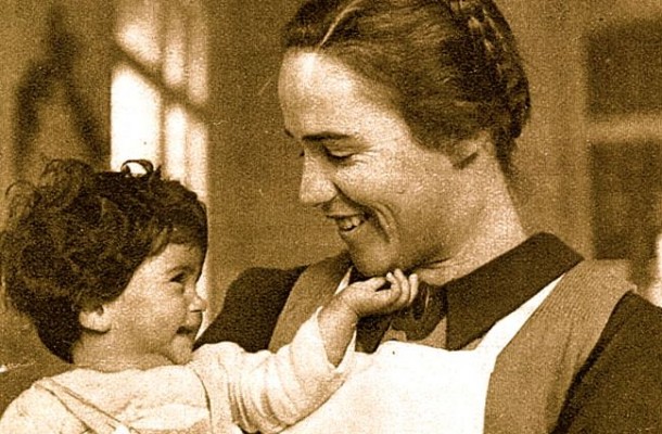 València rinde tributo a la maternidad de Elna