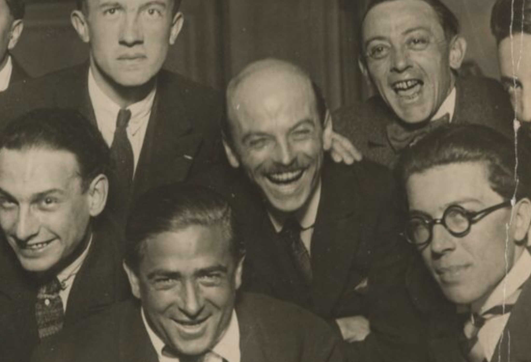 Detalle de fotografía grupal de los dadaístas. En el centro, riendo, Georges Ribemont-Dessaignes -  Fotógrafo desconocido, París, 1920 - 