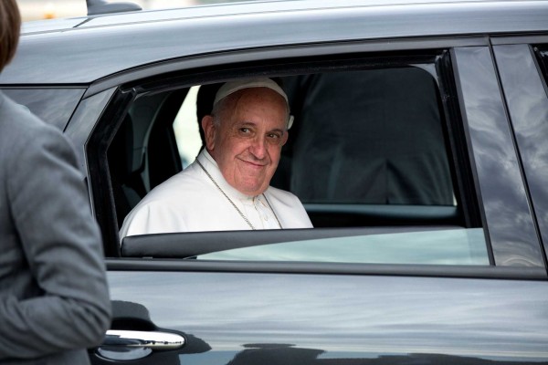 El Papa Francisco sigue estable y aún requiere terapia médica hospitalaria y fisioterapia motora y respiratoria