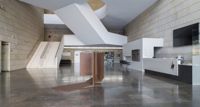 Hall de entrada y escalera principal. - 