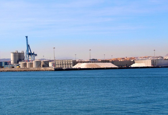 El Puerto mantiene el paro de actividad por tercer día para evitar la emisión de partículas