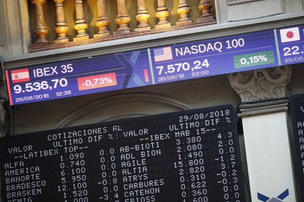 El Ibex 35 se impulsa un 0,77% y afianza los 9.300 puntos en la media sesión