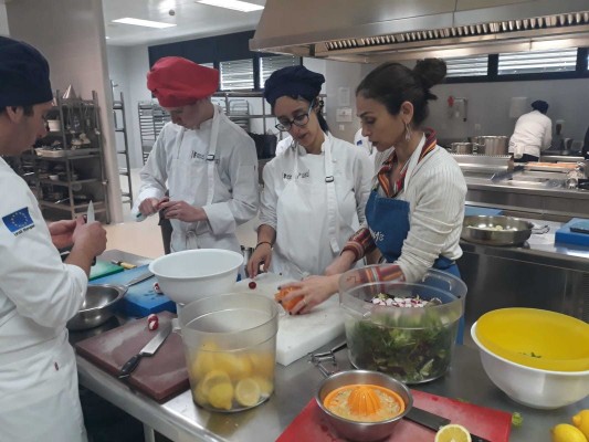 La chef Lamia Chehayeb imparte una clase magistral de cocina libanesa en el CDT de Dénia