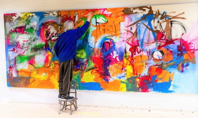 El artista alcoyano Manuel Solbes Arjona crea, se graba y lo expone en el CADA