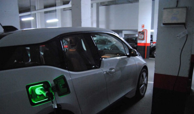 En Elche ya circulan el doble de vehículos híbridos y eléctricos que el año pasado
