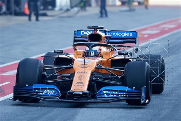 Carlos Sainz domina en Montmeló y Ferrari se estrella