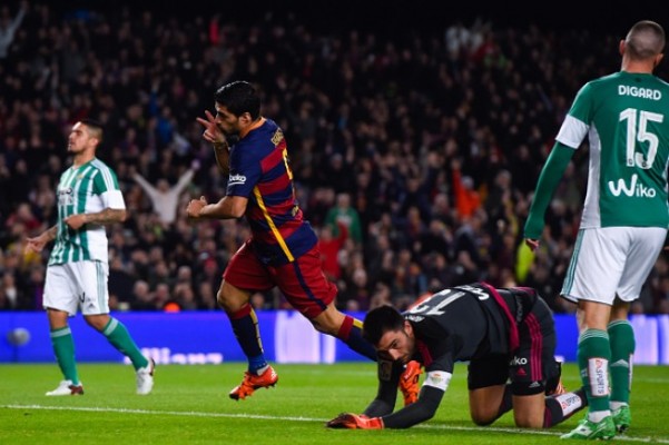El árbitro ayuda al Barça a cerrar el año con victoria