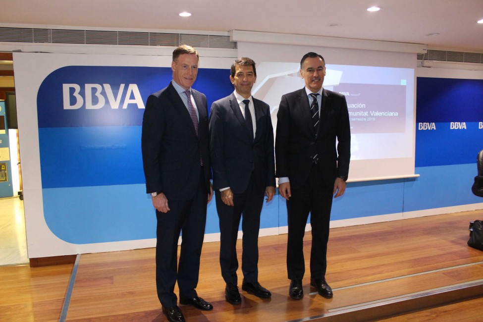 De izq. a dcha., David Conde Director Territorial Este BBVA, Rafael Doménech. responsable de Análisis económico BBVA Research y Carlos Rodríguez, Director regional Este BBVA.  - 