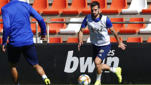 Gayà pide ayuda a la afición y señala que el Valencia saldrá 