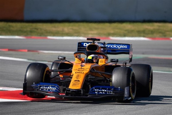 McLaren domina con luces y sombras bajo la atenta mirada de Alonso en Montmeló