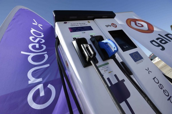 Endesa estrena el primer punto de carga rápida en gasolineras de Galp