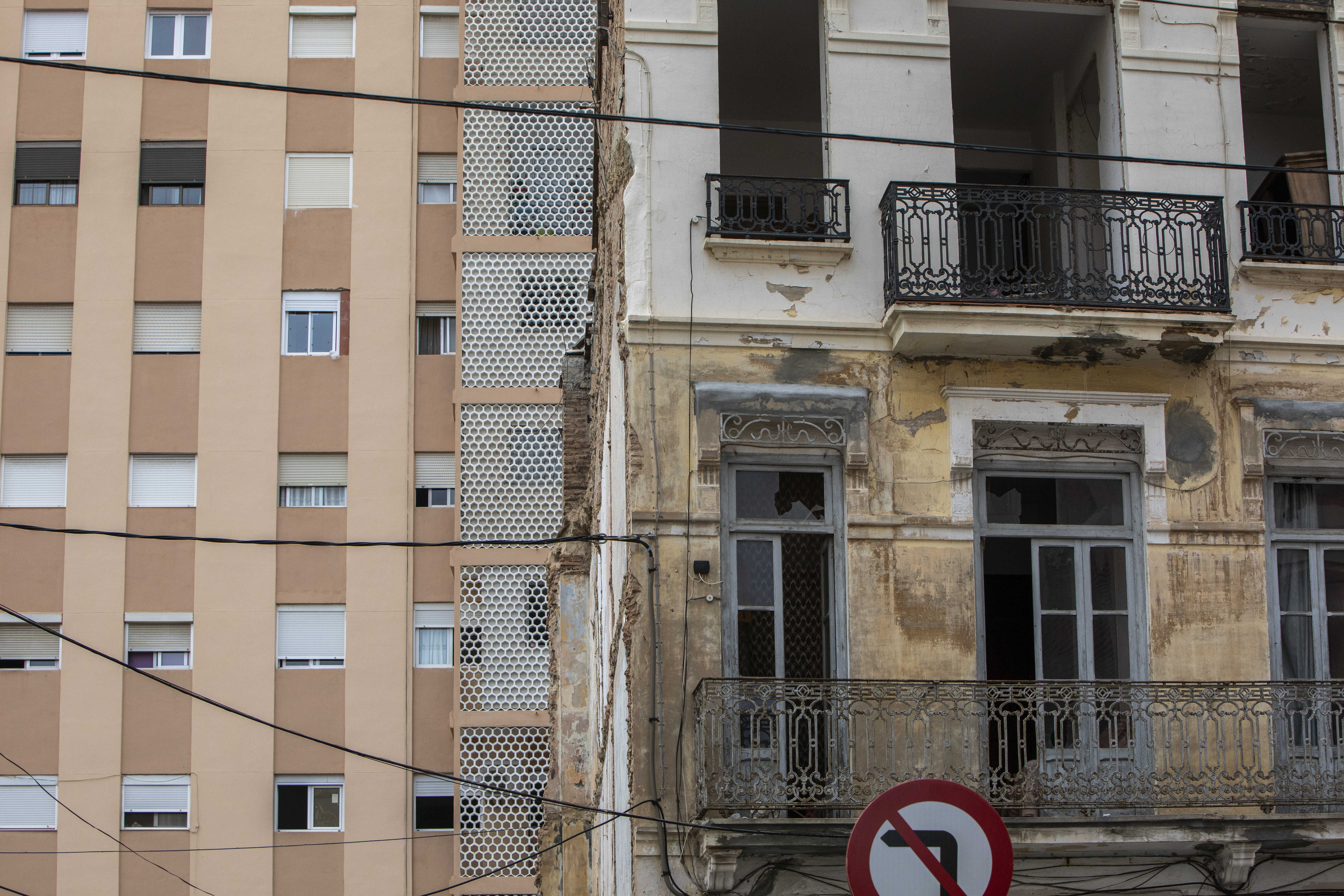 Dos edificios de viviendas en El Cabanyal. Foto: EVA MÁÑEZ - 