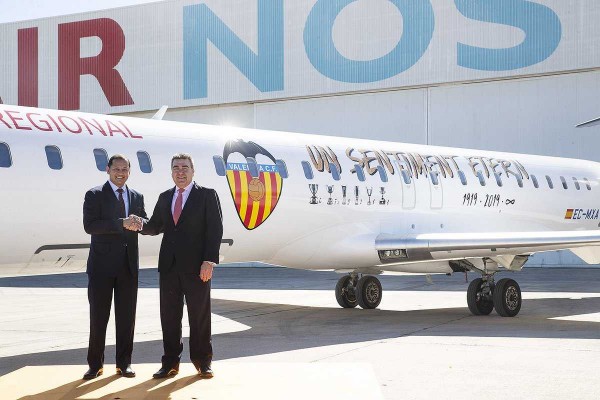 Air Nostrum rinde tributo al centenario del Valencia con un avión personalizado