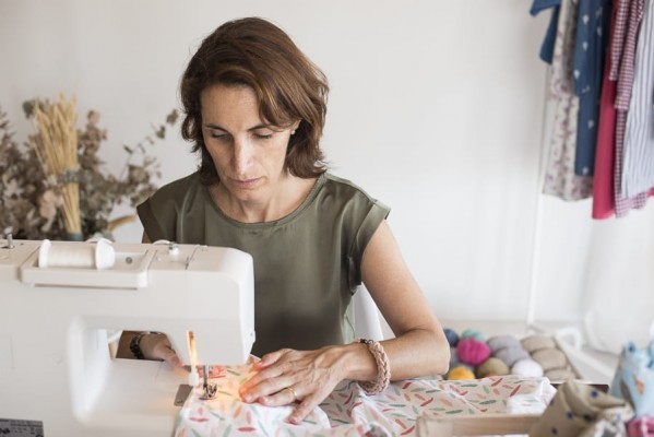 La startup alicantina Eleconele crea una tienda online de prendas hechas a mano

