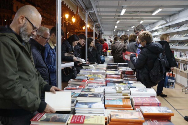 La tercera edició de la Plaça del Llibre d'Alacant finalitza amb èxit

