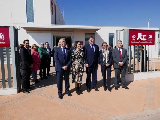 El ITC muestra a Puig la investigación hacia la industria cerámica 4.0 que realiza en Almassora