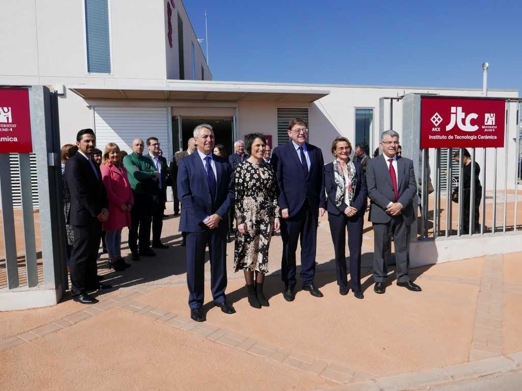 El ITC muestra a Puig la investigación hacia la industria cerámica 4.0 que realiza en Almassora