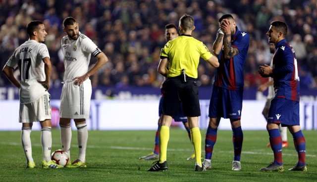 Dos penaltis con el VAR dan la victoria al Madrid ante un Levante intenso