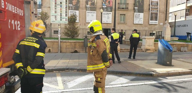 Los bomberos extinguen un conato de incendio sin daños en el Teatro Principal de Alicante