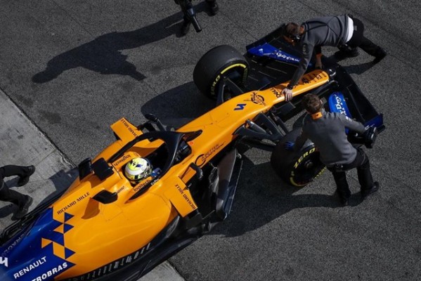 Un pequeño incendio en el box de McLaren deja tres heridos leves en Montmeló