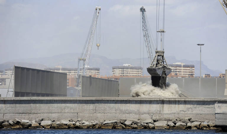 Una grúa, en plena descarga de graneles, en el Puerto. Foto: RAFA MOLINA - 